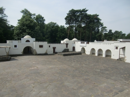 Groesbeek NL : Heilig-Landstichting, Profetenlaan, Museumpark Orientalis, Bereich Via Orientalis ( Christentum ) dargestellt wird hier der Palast des Pilatus